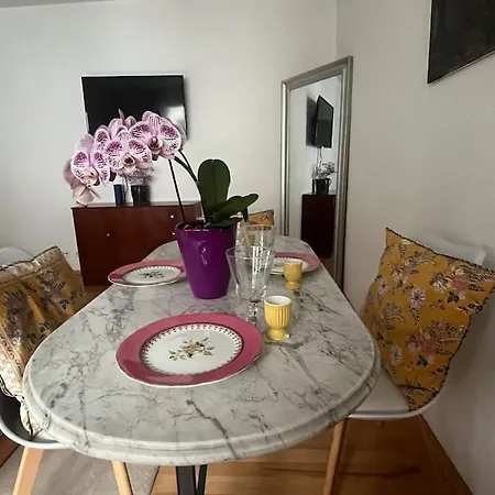Full Flat In Centre With Balcony Frankfurt nad Mohanem