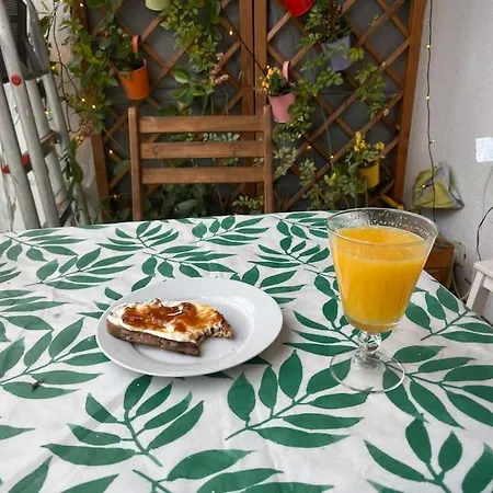 Full Flat In Centre With Balcony Lejlighed *